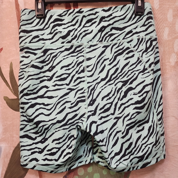 Define Powerhold High Waisted 6" Shorts - Picture 3 of 7